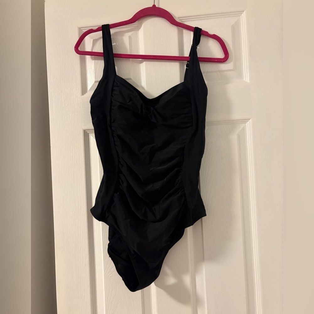 Cupshe Black One-Piece Swimsuit with Sweetheart Neckline